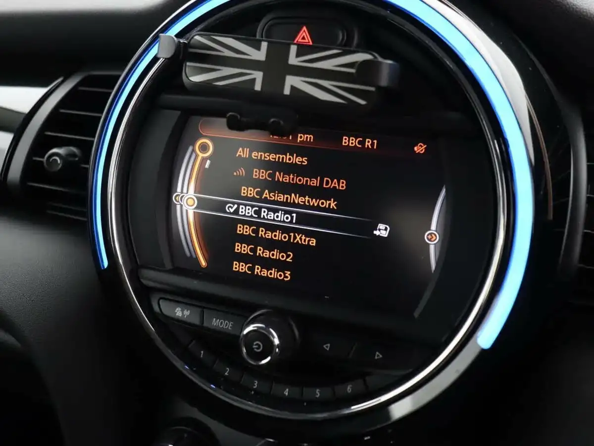 2017-mini-cooper-15-cooper-seven-5d-big-11