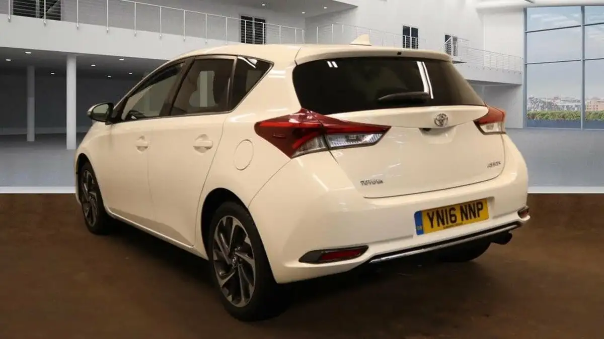 2016-toyota-auris-12-design-hatchback-big-1