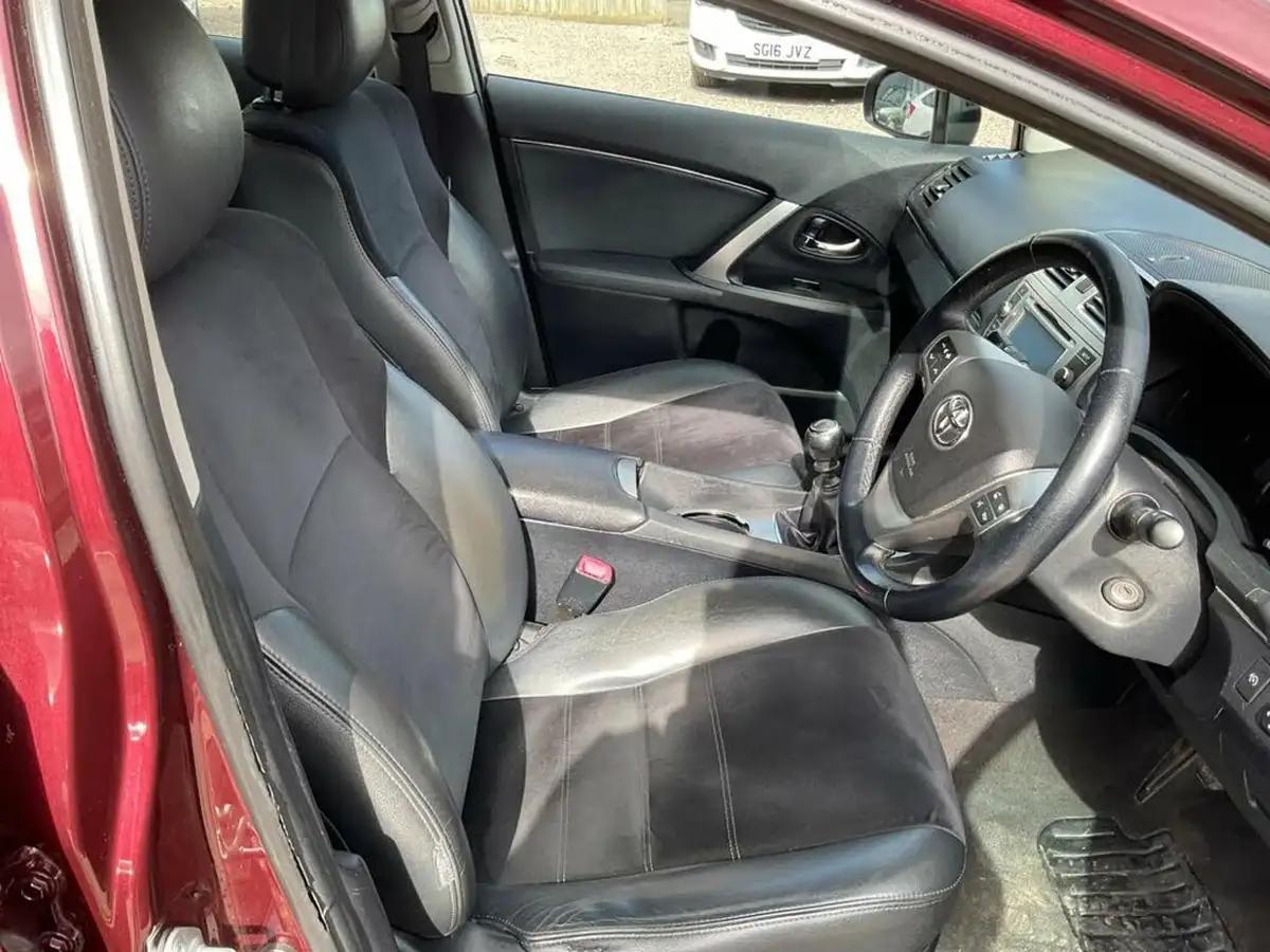 2015-toyota-avensis-20td-icon-business-edition-saloon-4d-big-12