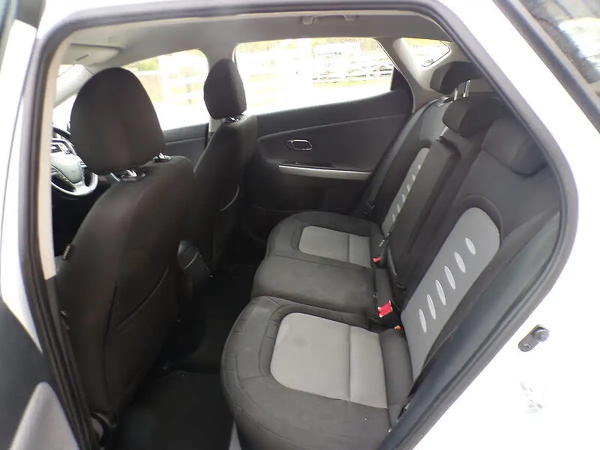 2013-kia-ceed-16crdi-2-hatchback-big-15