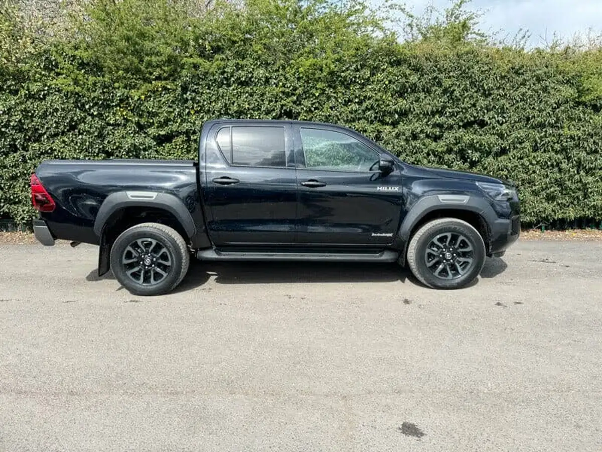 2023-toyota-hi-lux-28d-4d-invincible-x-2754cc-auto-big-3