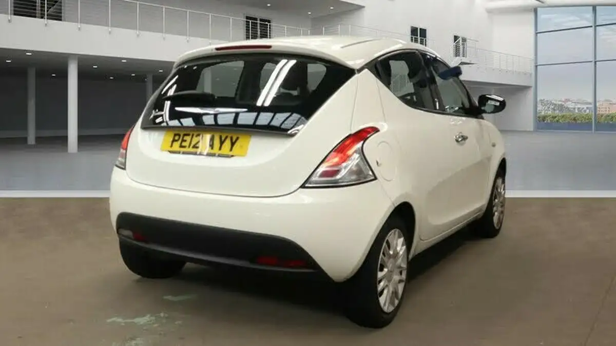 2012-chrysler-ypsilon-12-s-big-6
