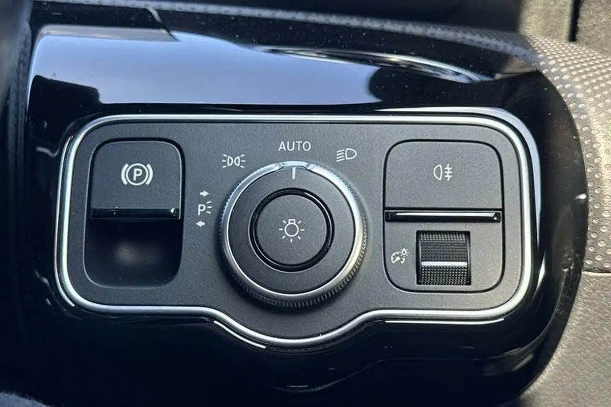 2018-mercedes-benz-a-class-15d-a180d-amg-line-116ps-ss-hatchback-5d-7g-dct-big-31