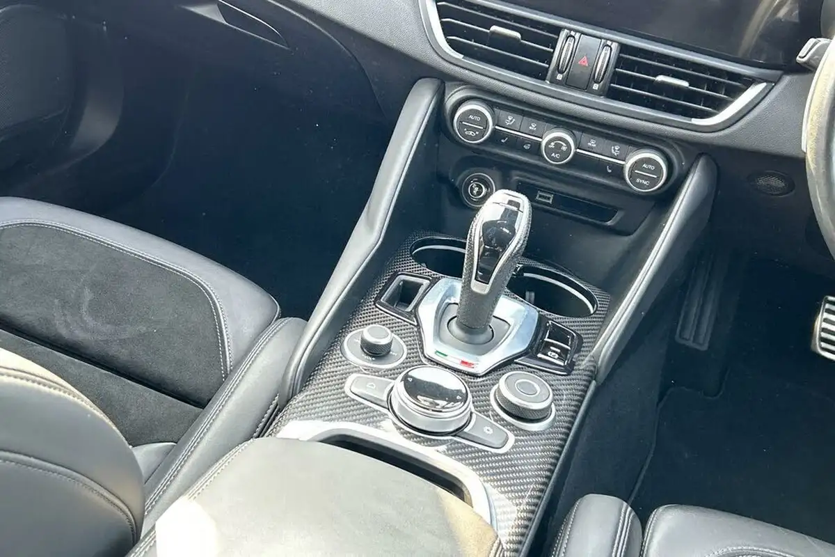 2022-alfa-romeo-giulia-20-veloce-ti-big-8