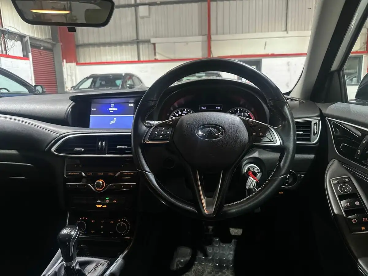 2017-infiniti-q30-15d-se-big-14