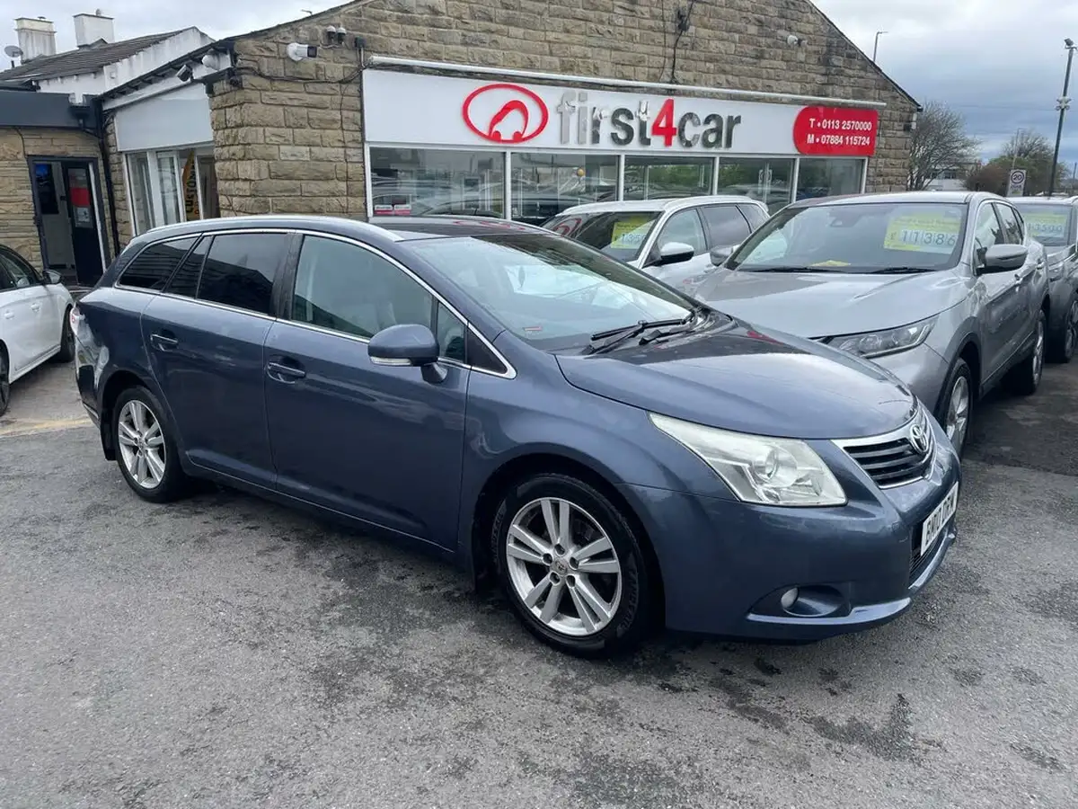2010-toyota-avensis-20-t4-estate-5d-big-4