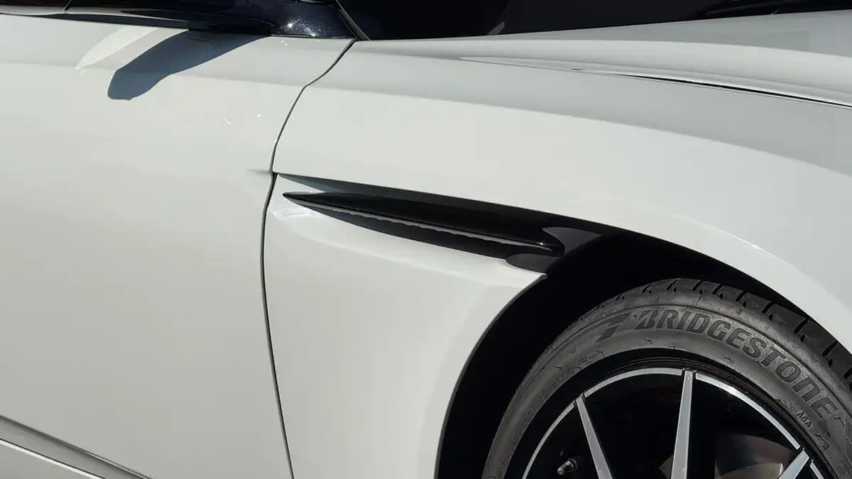 2018-aston-martin-db11-40-v8-big-8