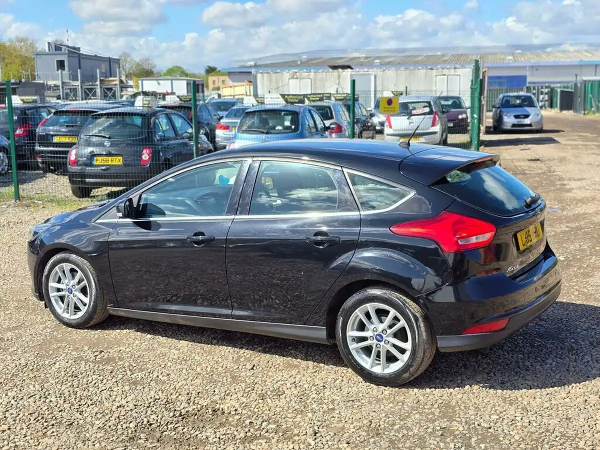 2015-ford-focus-16-zetec-hatchback-big-10
