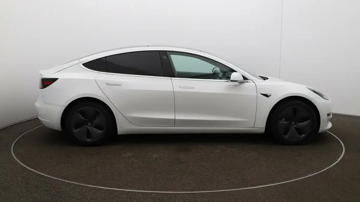 2020-tesla-model-3-e-long-range-big-39