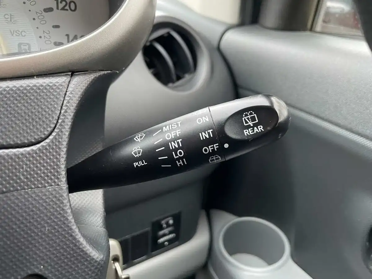 2008-daihatsu-sirion-13-se-big-37