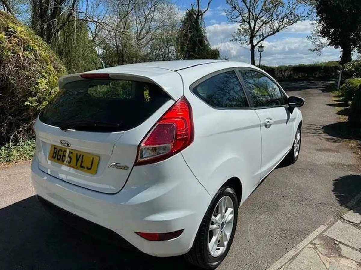 2015-ford-fiesta-125-zetec-3d-big-5