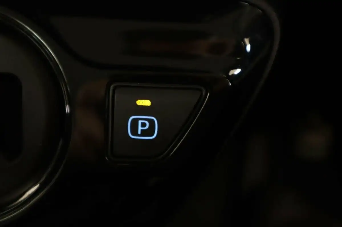2021-toyota-prius-18-vvt-i-active-big-19