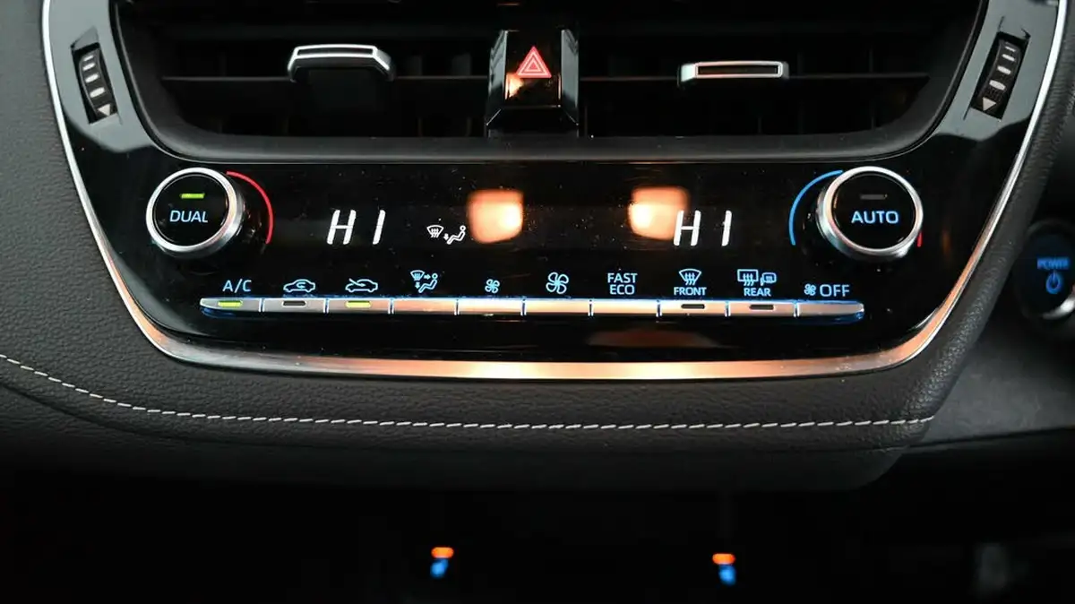 2023-toyota-corolla-18-vvt-i-icon-120bhp-trk-hatchback-5d-big-12