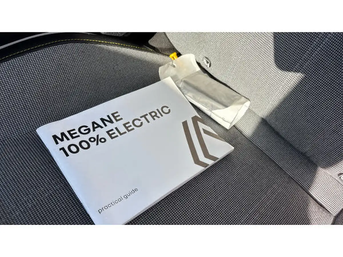 2023-renault-megane-e-tech-e-techno-big-18