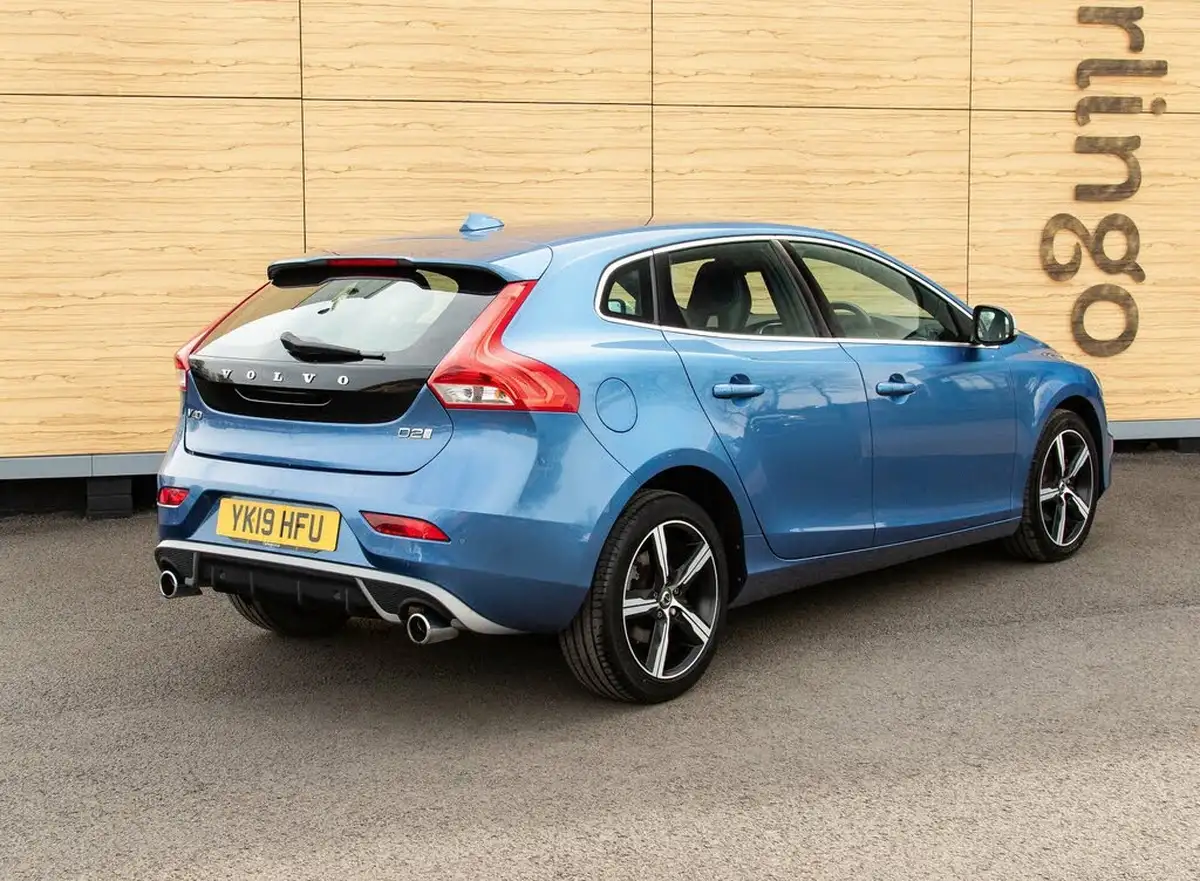 2019-volvo-v40-20td-d2-r-design-nav-plus-big-3