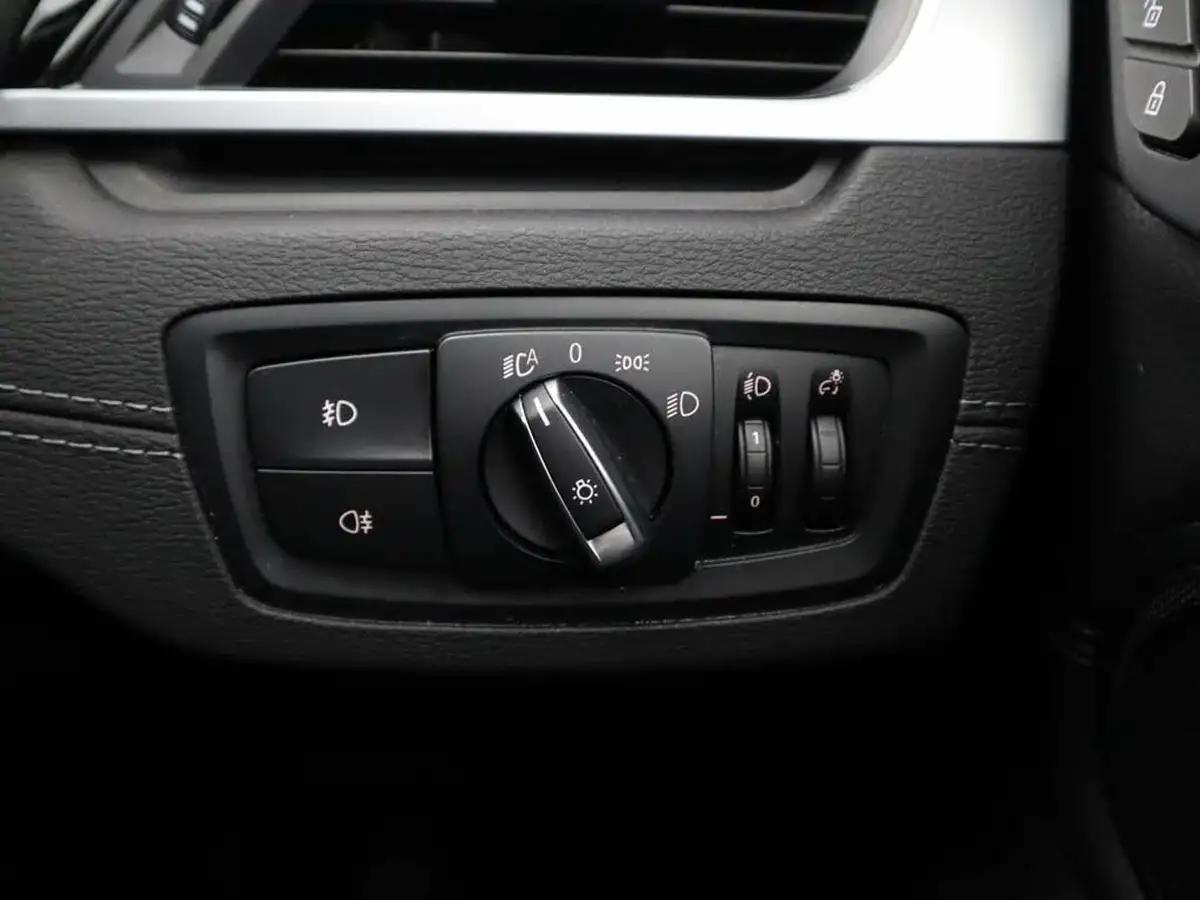 2021-bmw-x1-15-sdrive18i-xline-big-29
