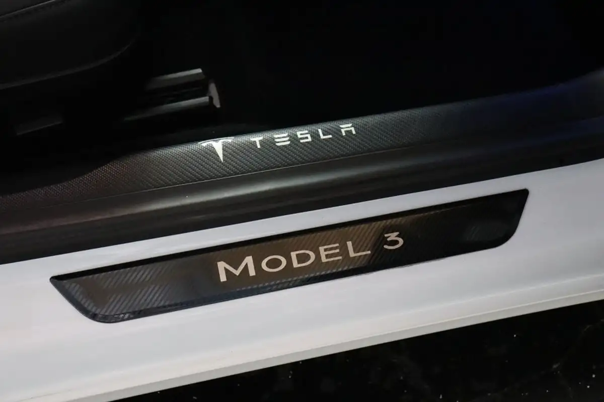 2019-tesla-model-3-e-4x4-performance-pack-big-33