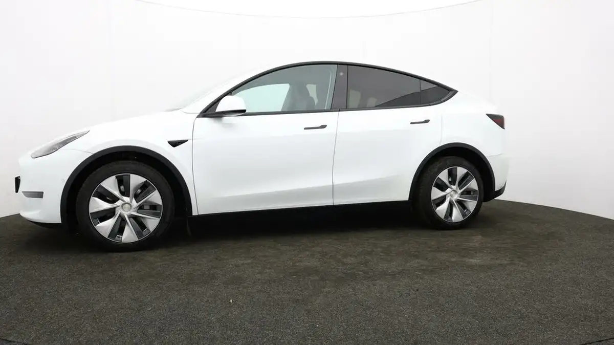 2022-tesla-model-y-e-long-range-big-59