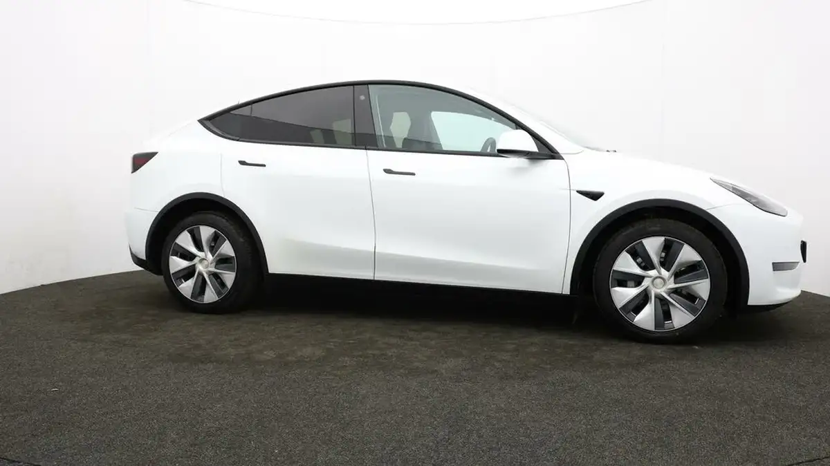2022-tesla-model-y-e-long-range-big-35