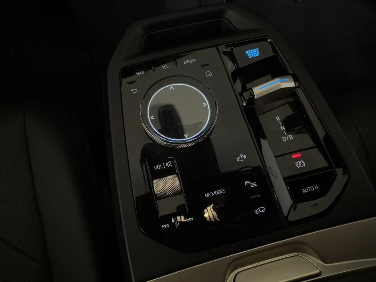 2022-bmw-ix-e-xdrive-50-m-sport-big-33