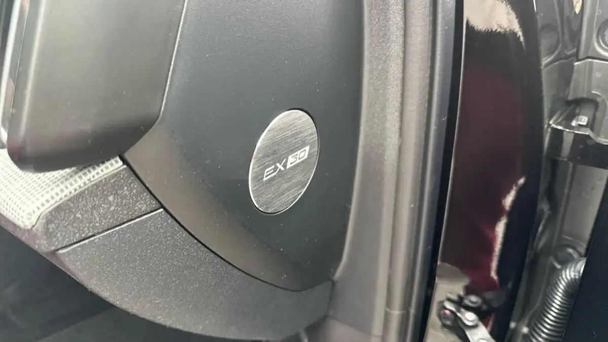 2025-volvo-ex30-e-single-motor-ultra-big-39