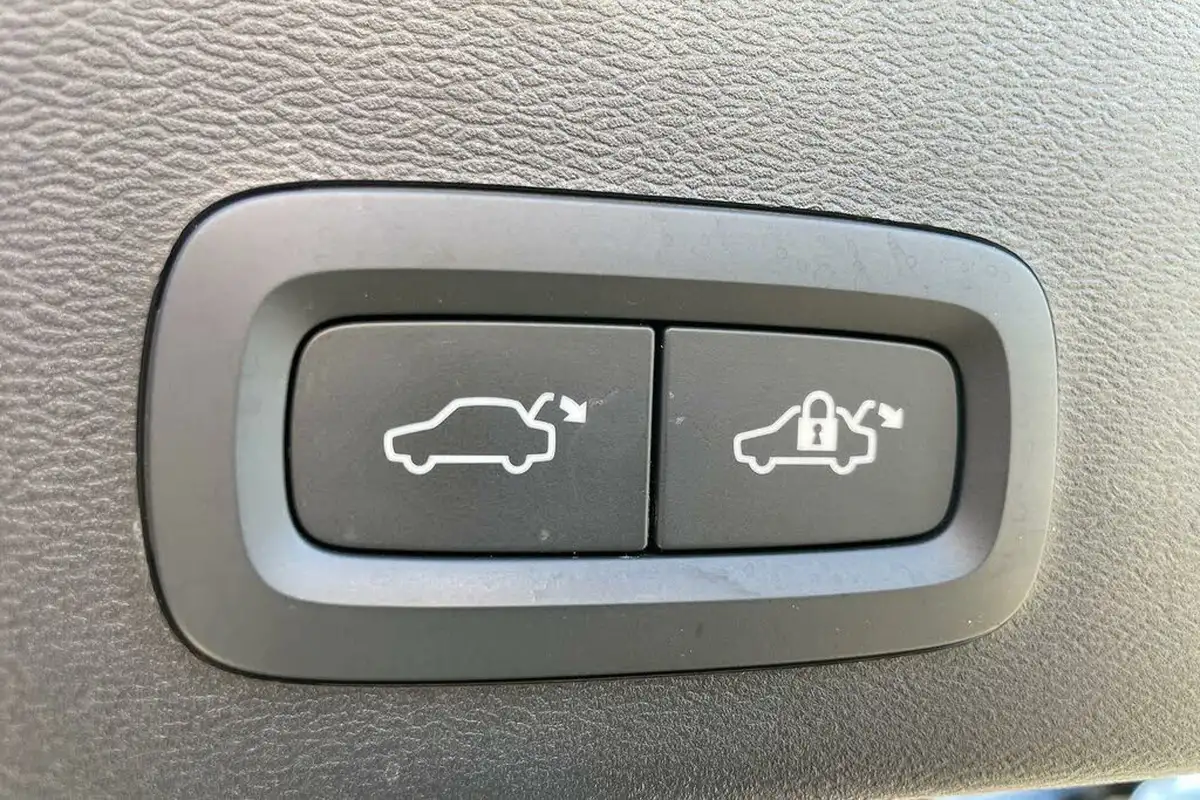 2023-volvo-xc40-20-b3-plus-big-19