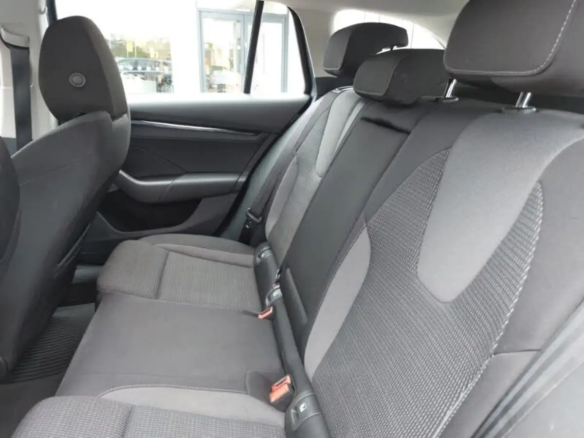2022-skoda-octavia-10-tsi-se-109ps-estate-big-5
