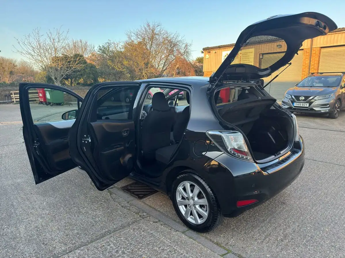 2014-toyota-yaris-15-vvt-i-icon-hybrid-big-71