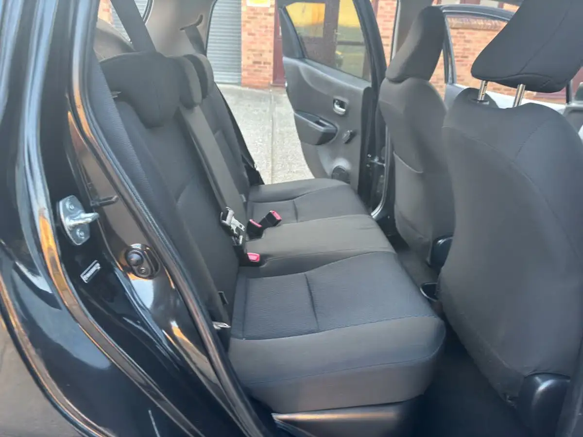 2014-toyota-yaris-15-vvt-i-icon-hybrid-big-19
