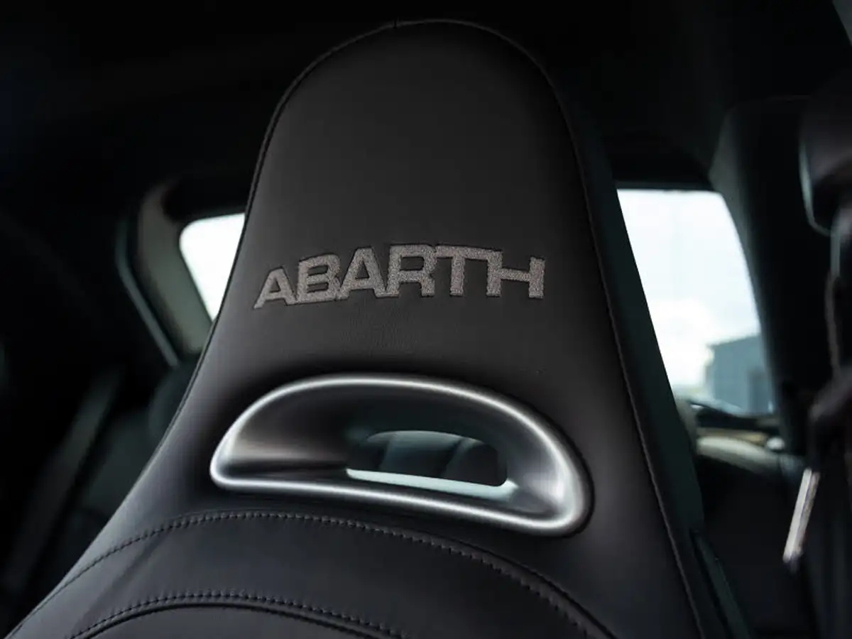 2023-abarth-695-14-tjet-turismo-big-10