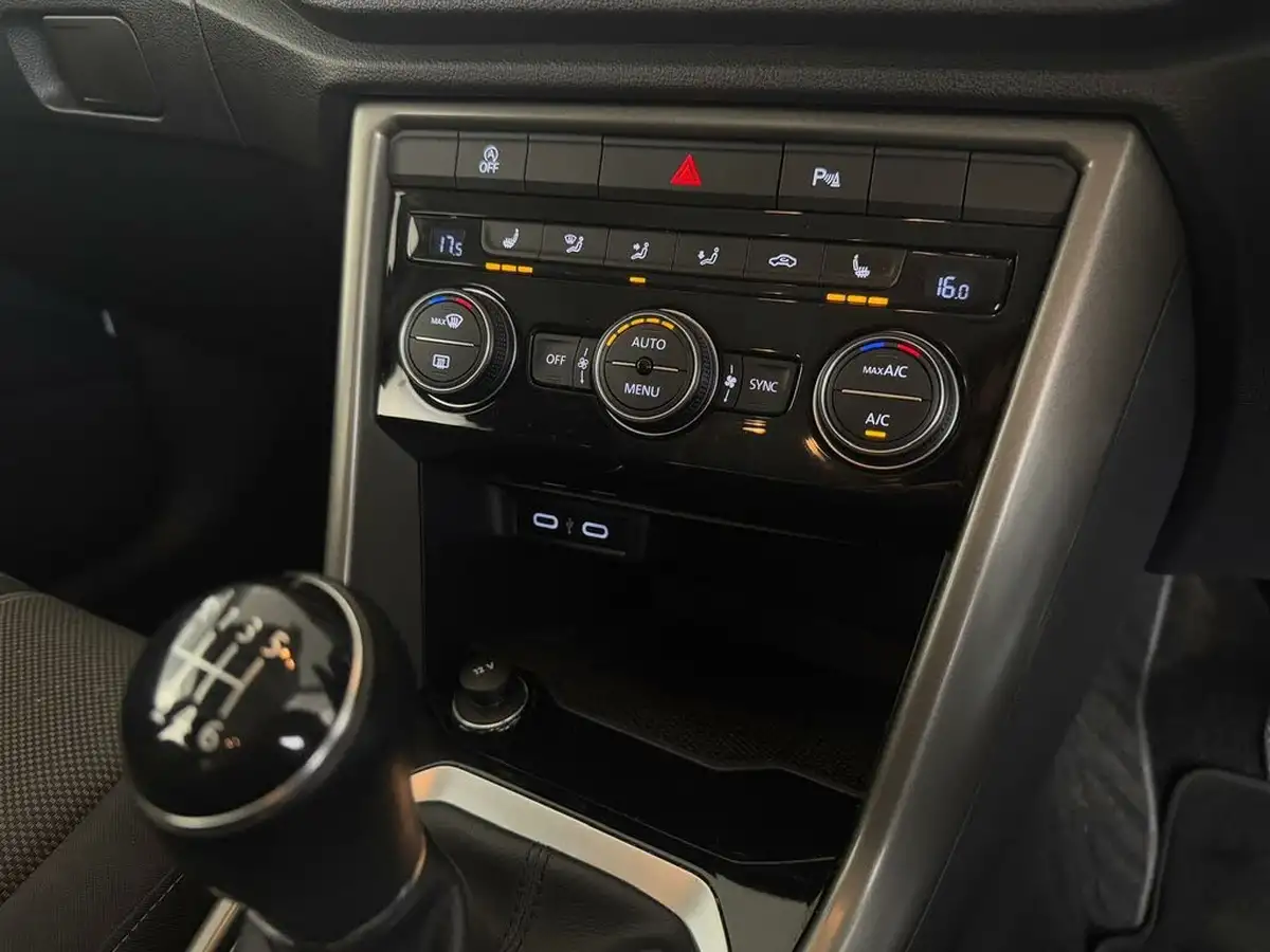 2020-volkswagen-t-roc-16tdi-se-big-50