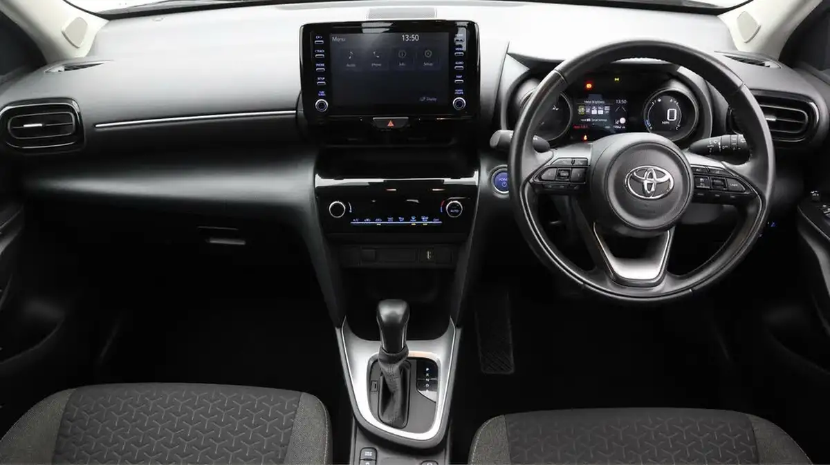 2024-toyota-yaris-cross-15-vvt-i-icon-big-12