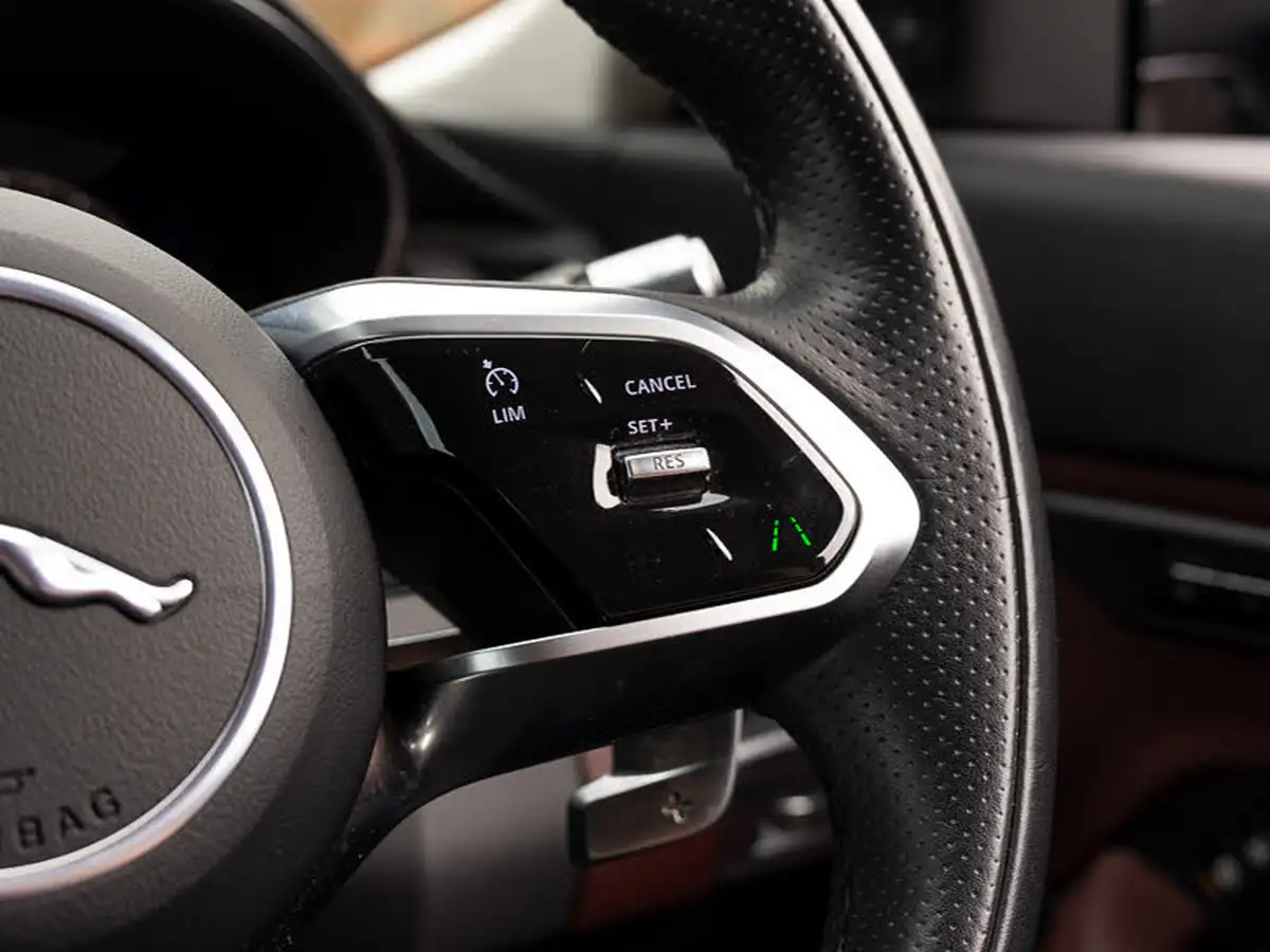 2021-jaguar-e-pace-15-p300e-r-dynamic-se-big-15