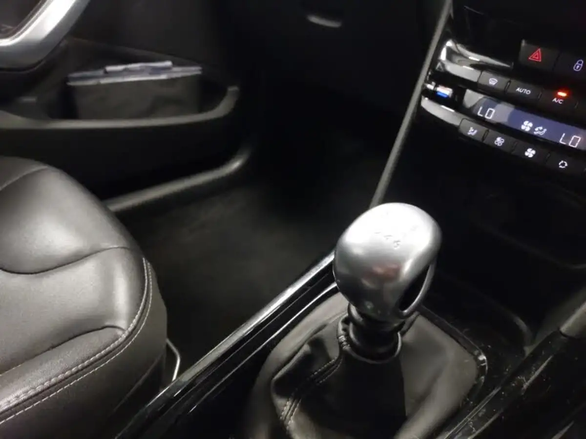 2018-peugeot-2008-suv-12-puretech-allure-130bhp-ss-big-17