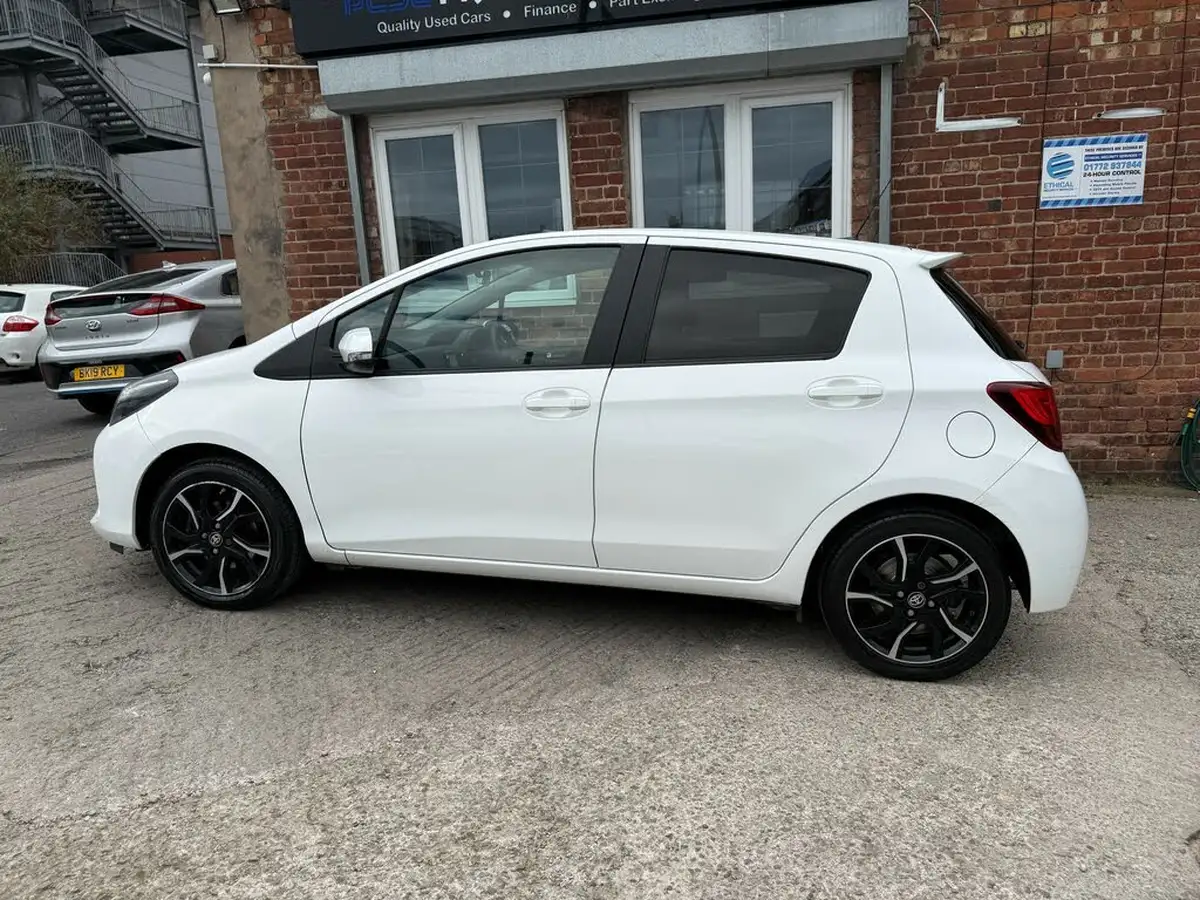 2016-toyota-yaris-15-vvt-i-design-bi-tone-hybrid-big-3