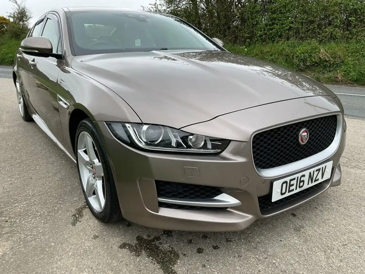 2016-jaguar-xe-20d-r-sport-180ps-awd-auto-big-9