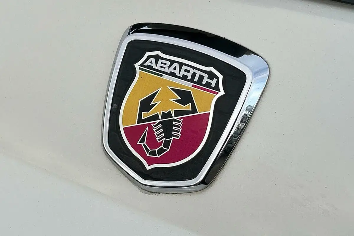 2016-abarth-500-14-tjet-595-yamaha-factory-racing-big-21