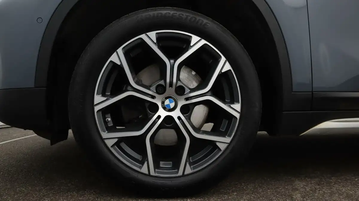 2021-bmw-x1-15-sdrive18i-xline-big-18
