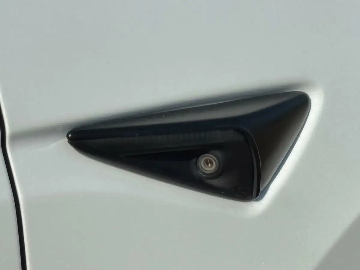 2022-tesla-model-y-e-long-range-big-39