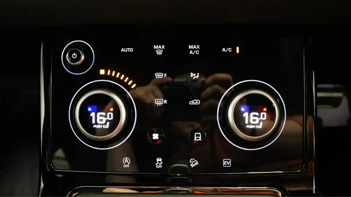 2022-land-rover-range-rover-evoque-15-p300e-r-dynamic-s-big-11