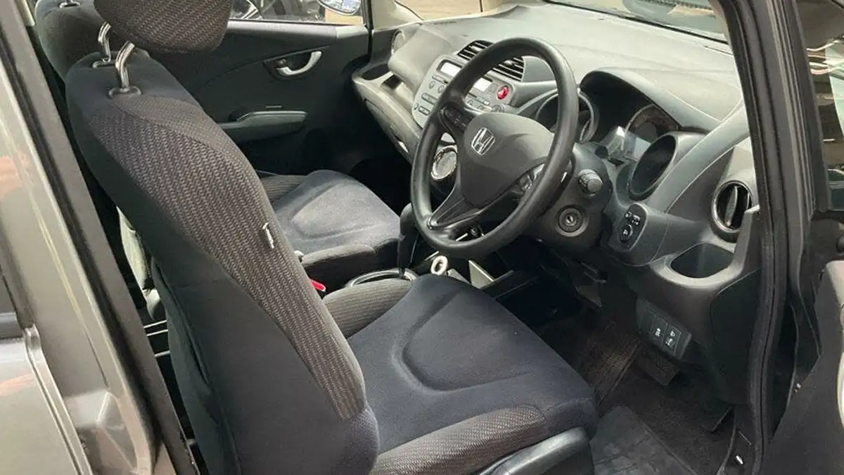 2013-honda-jazz-14-es-cvt-big-1