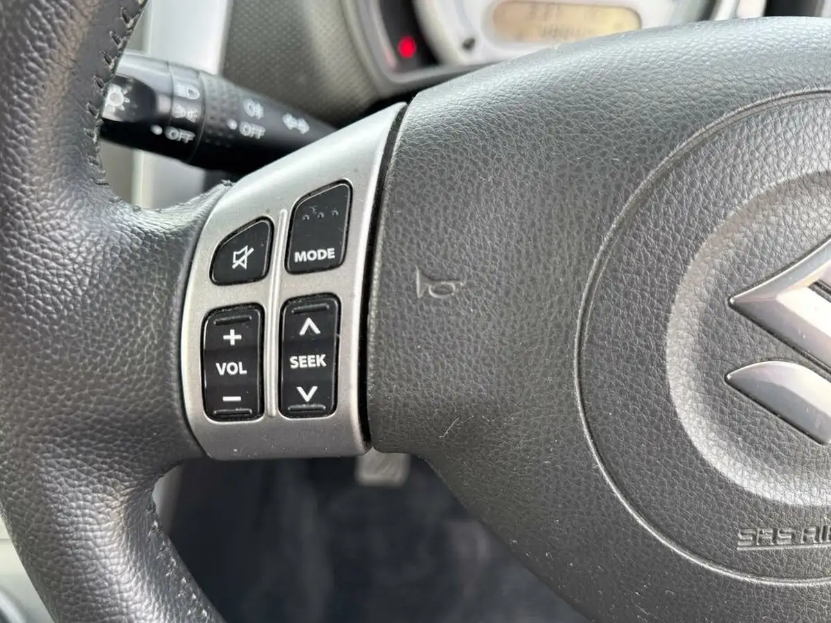 2010-suzuki-splash-10-gls-big-35