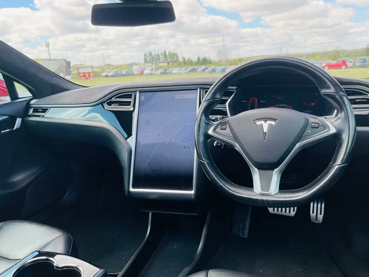 2015-tesla-model-s-e-p85d-nav-big-17