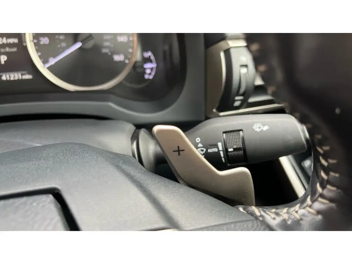 2020-lexus-is-300h-25-is-big-34