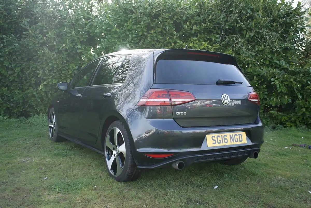 2016-volkswagen-golf-20-tsi-gti-220ps-hatchback-5d-big-12