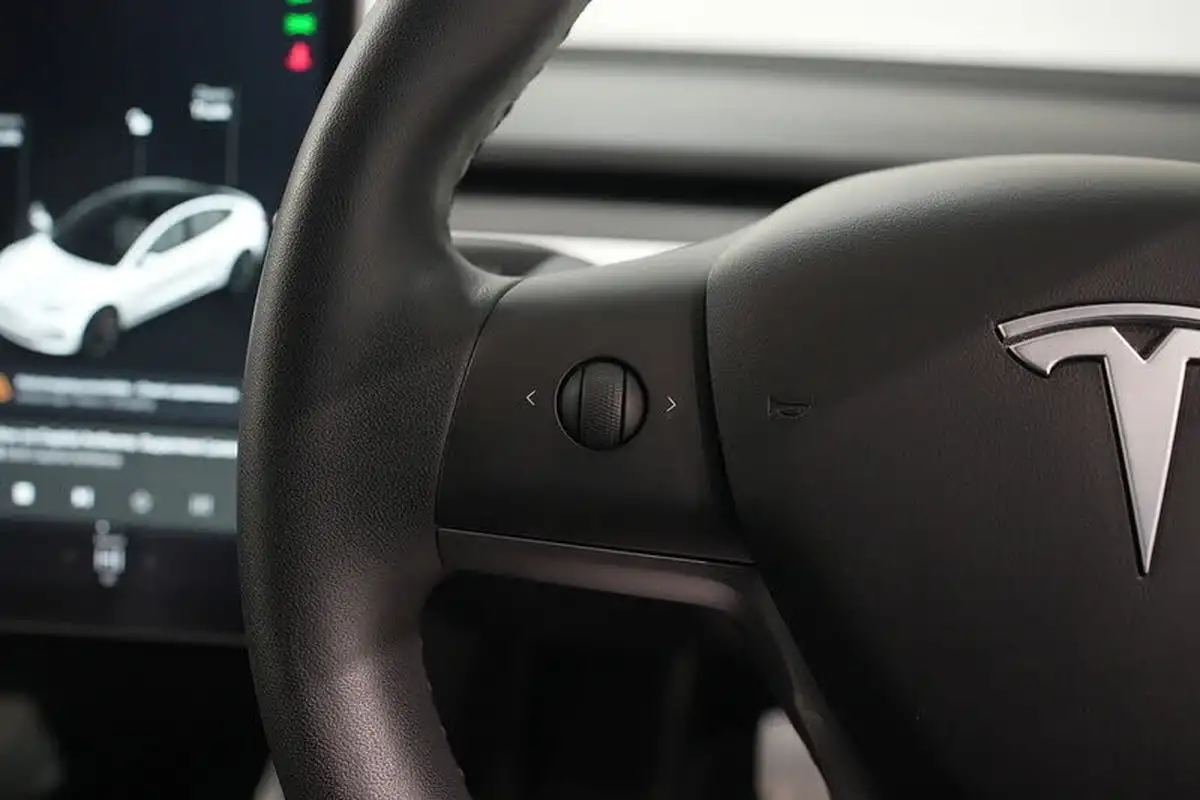 2020-tesla-model-3-e-performance-big-33