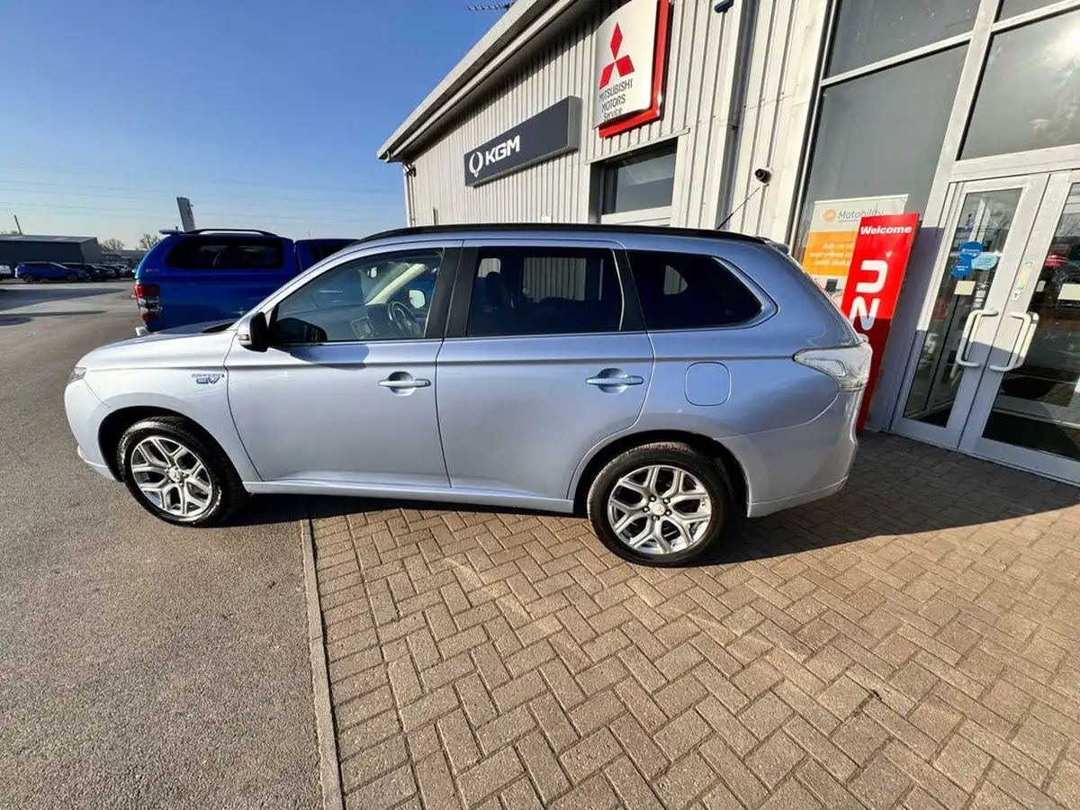 2015-mitsubishi-outlander-20-gx4h-phev-big-1