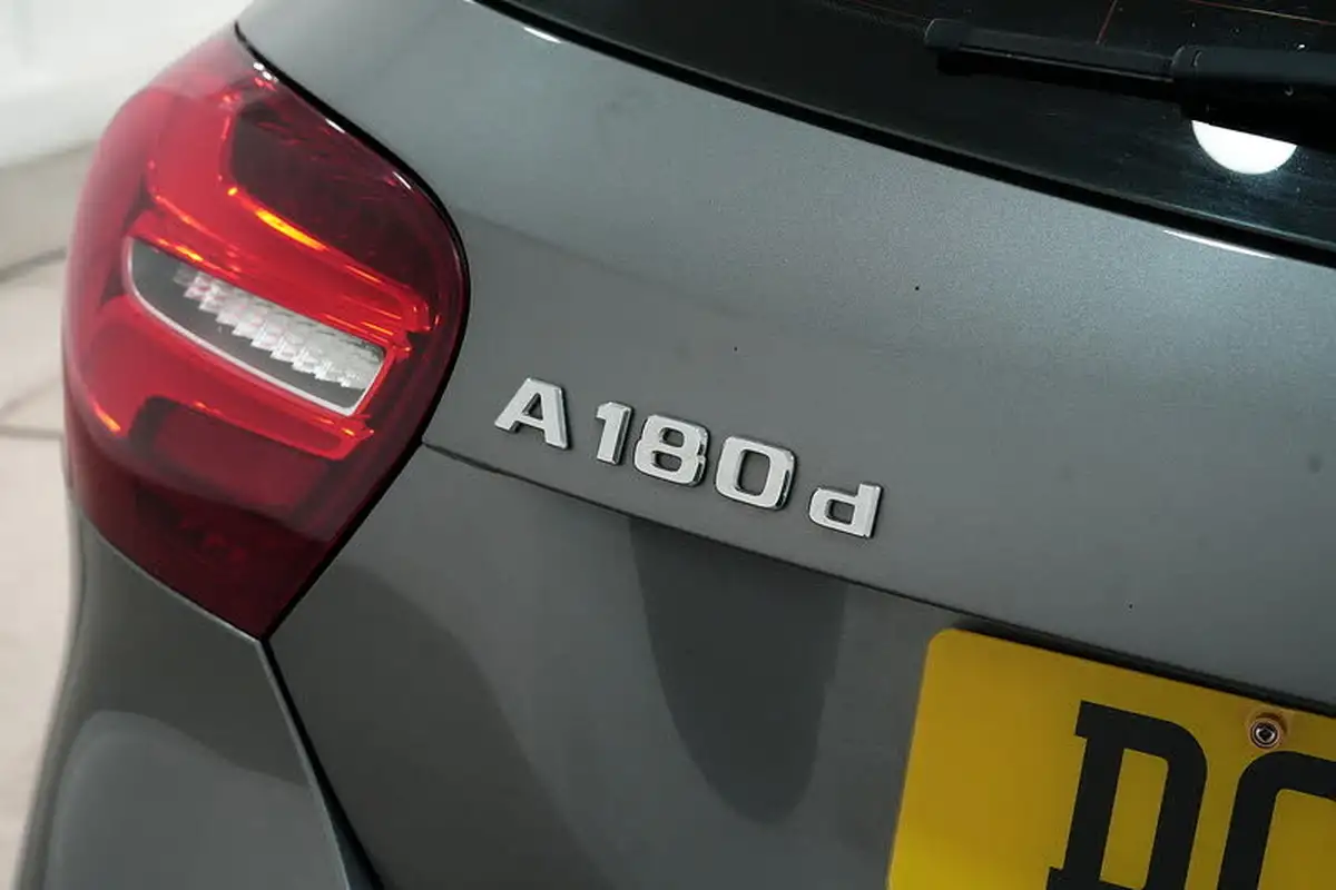 2017-mercedes-benz-a-class-15d-a180d-sport-premiumss-7g-dct-big-22