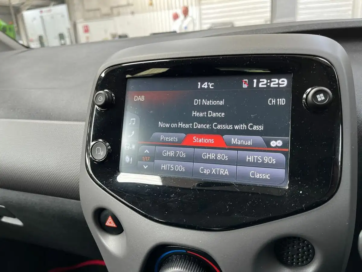 2018-peugeot-108-10-active-68bhp-hatchback-5d-big-22