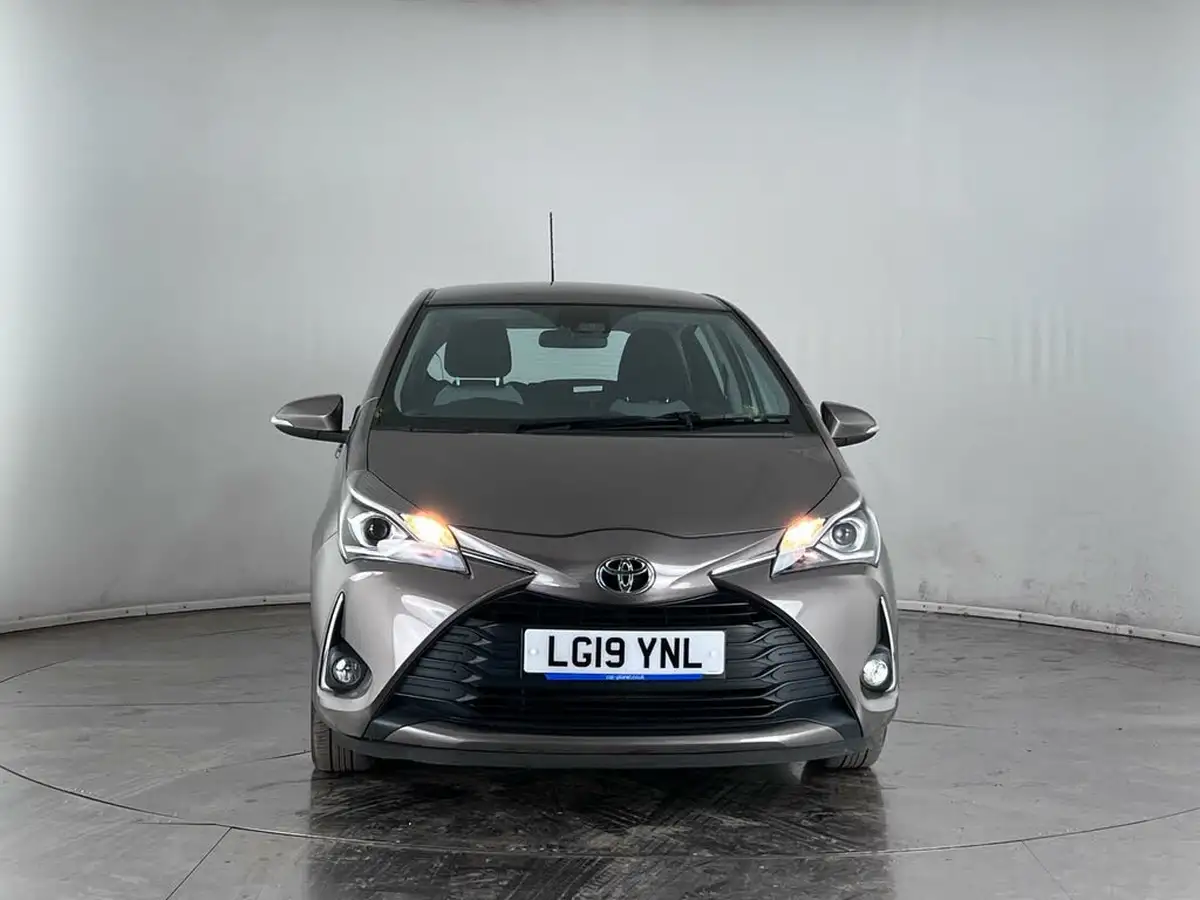 2019-toyota-yaris-15-vvt-i-icon-tech-111bhp-1496cc-cvt-big-4